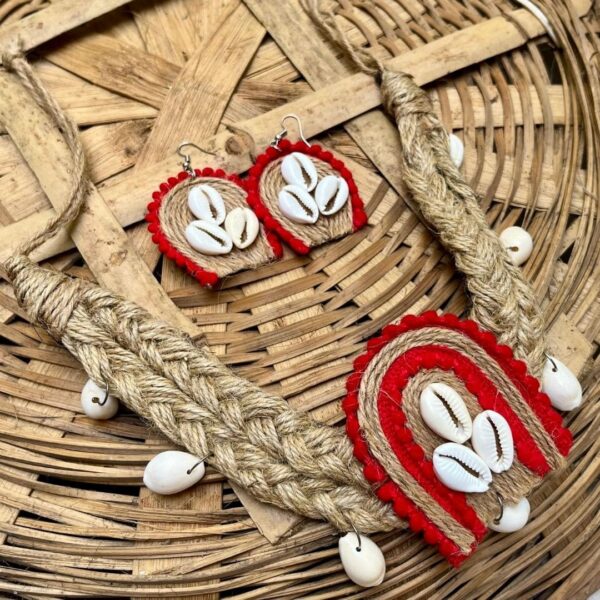 Rustic Radiance – Jute & Cowrie Shell Tribal Necklace Set in Earthy Red